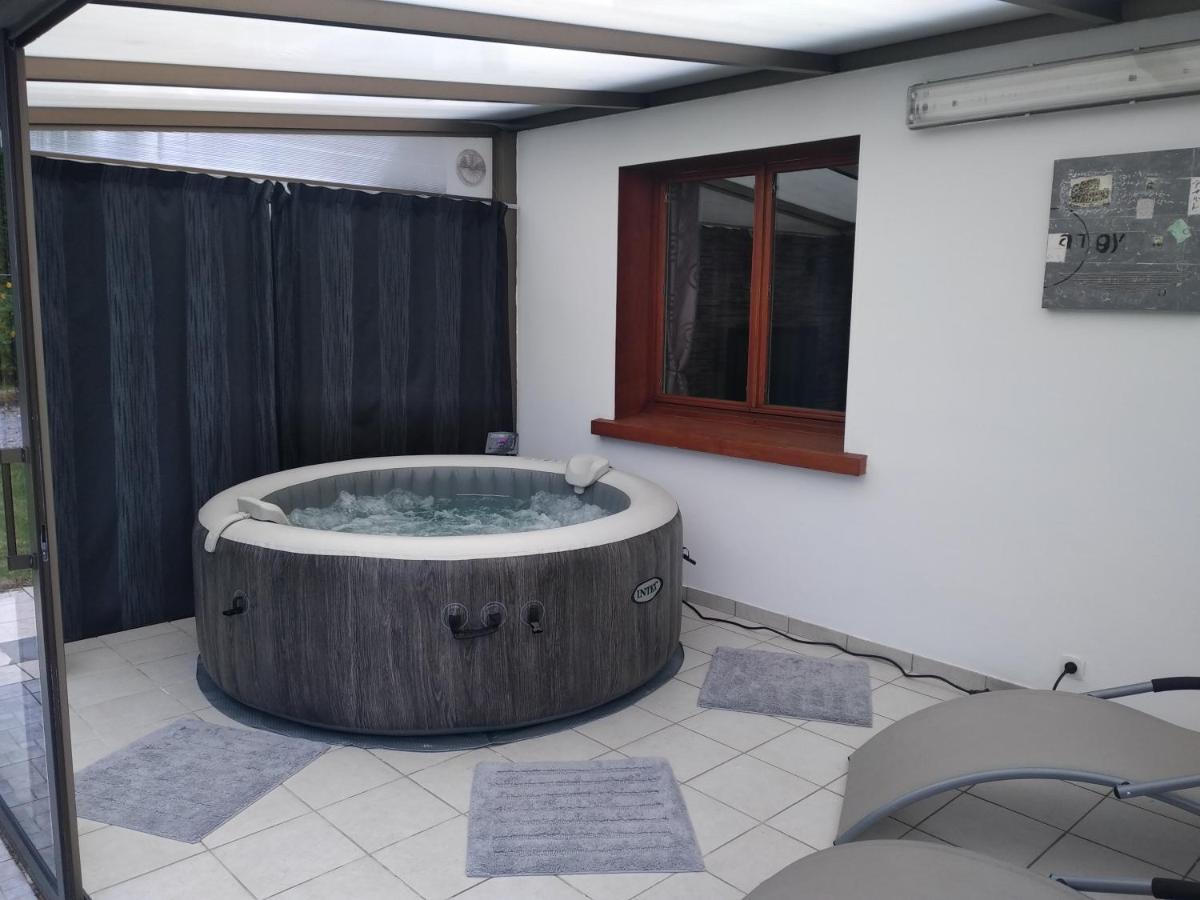 Gite De La Souche Avec Jacuzzi Doudeauville 外观 照片